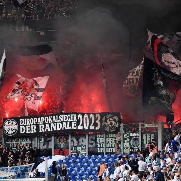  Kein seltenes Bild: Im Frankfurter Gästeblock kommt Pyrotechnik zum Einsatz. (Bild: IMAGO / Team 2)