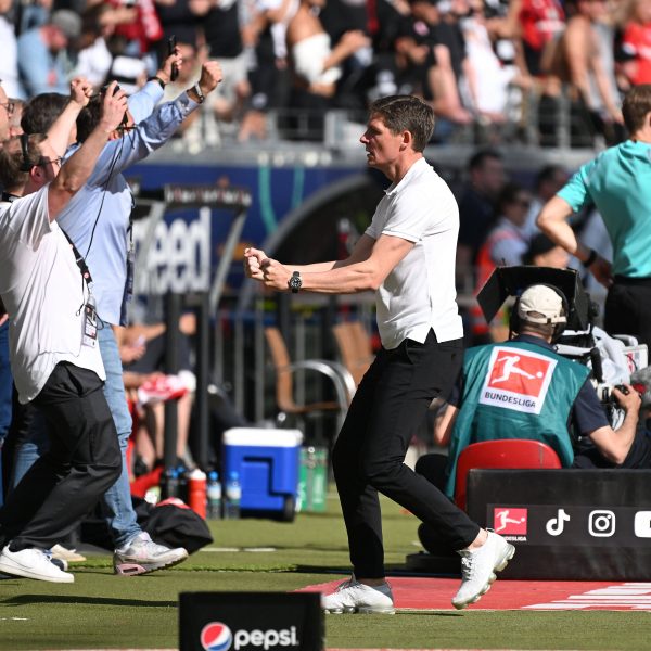  Oliver Glasner bejubelt den Einzug in den Europapokal. (Bild: IMAGO / Jan Huebner)