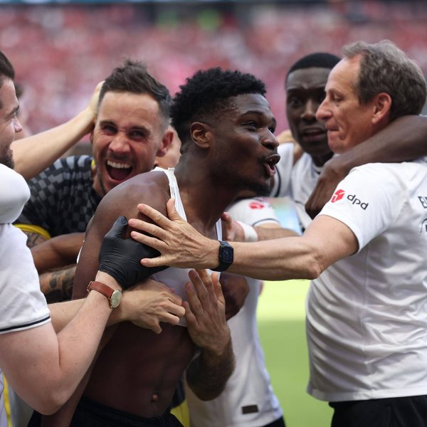  Junior Dina Ebimbe brachte die Eintracht mit seinem Siegtreffer in der Nachspielzeit doch noch in die Conference-League. Die SGE geht nun mit Rückenwind in das Pokalfinale am kommenden Samstag. (Bild: imago images / HMB-Media)