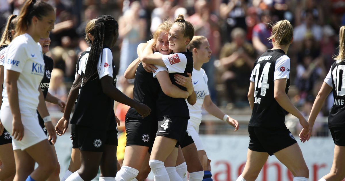 Sjoeke Nüsken und Sophia Kleinherne bejubeln das 4:0. (Bild: IMAGO / Hartenfelser)