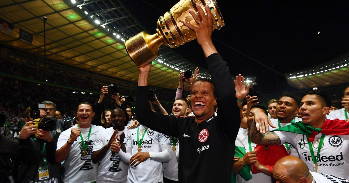  Timothy Chandler reckt 2018 den DFB-Pokal in den Berliner Nachthimmel. Geht es nach den Eintracht-Fans, dürfte sich dieses Bild am Samstag wiederholen. (IMAGO / Jan Huebner)