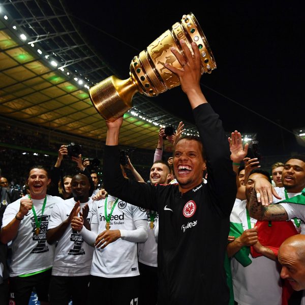  Timothy Chandler reckt 2018 den DFB-Pokal in den Berliner Nachthimmel. Geht es nach den Eintracht-Fans, dürfte sich dieses Bild am Samstag wiederholen. (IMAGO / Jan Huebner)