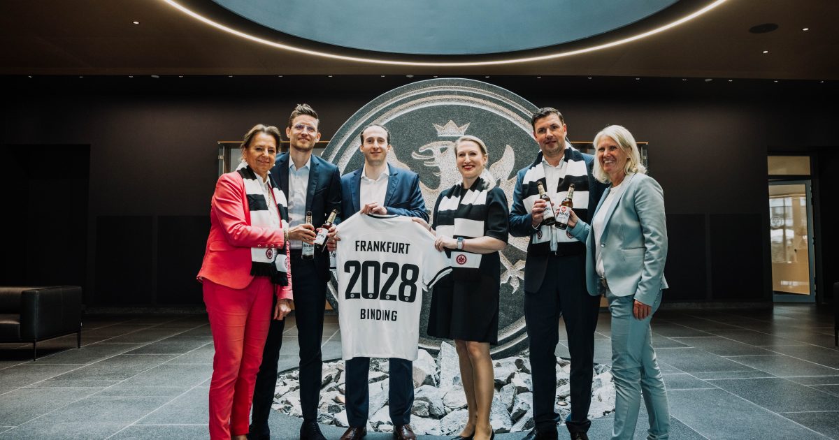 (v. l. n. r.): Bettina Pöttken (Marketingleiterin Binding), Arnfried Lemmle (Bereichsleiter Sales und Marketing Eintracht Frankfurt Fußball AG), Julien Zamberk (Geschäftsführer Eintracht Frankfurt Stadion GmbH), Claudia Geisler (Brand Managerin und Pressesprecherin Binding), Martin Haustein (Verkaufsdirektor Gastronomie), Julia Flink (Strategische Partnerschaften, Sales und Marketing Eintracht Frankfurt Fußball AG) präsentieren die neue Partnerschaft. (Bild: Eintracht Frankfurt)