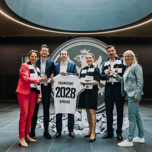  (v. l. n. r.): Bettina Pöttken (Marketingleiterin Binding), Arnfried Lemmle (Bereichsleiter Sales und Marketing Eintracht Frankfurt Fußball AG), Julien Zamberk (Geschäftsführer Eintracht Frankfurt Stadion GmbH), Claudia Geisler (Brand Managerin und Pressesprecherin Binding), Martin Haustein (Verkaufsdirektor Gastronomie), Julia Flink (Strategische Partnerschaften, Sales und Marketing Eintracht Frankfurt Fußball AG) präsentieren die neue Partnerschaft. (Bild: Eintracht Frankfurt)