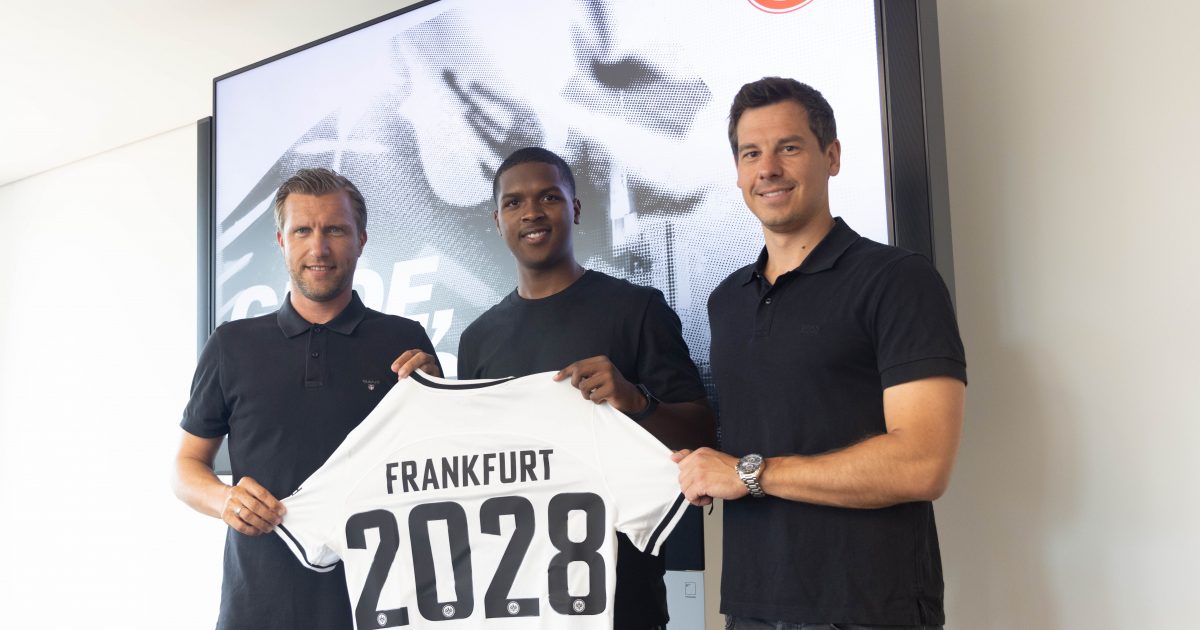  Sportvorstand Markus Krösche, Davis Carlos Bautista Medina und Sportdirektor Timmo Hardung (v. li.). (Bild: Eintracht Frankfurt)