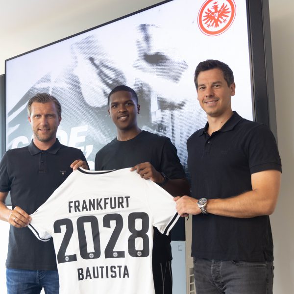  Sportvorstand Markus Krösche, Davis Carlos Bautista Medina und Sportdirektor Timmo Hardung (v. li.). (Bild: Eintracht Frankfurt)