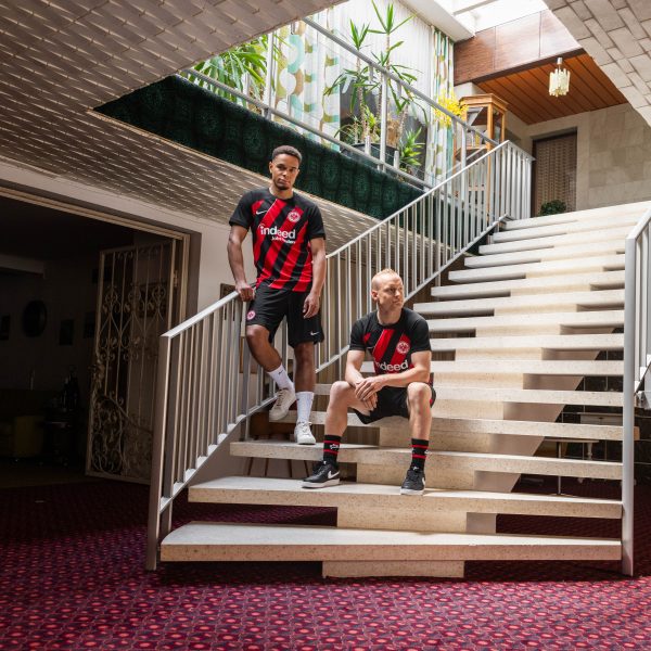  Dario Gebuhr und Sebastian Rode präsentieren das neue Eintracht-Trikot. (Foto: Eintracht Frankfurt)