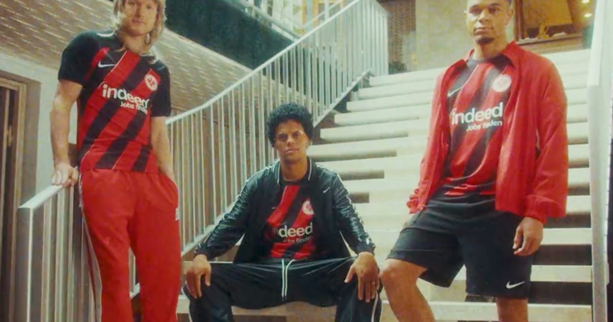  Kaum zu erkennen: Sebastian Rode, Timothy Chandler und Dario Gebuhr präsentieren das neue Eintracht-Heimtrikot 2023/24 (Foto: Video-Ausschnitt twitter.com/eintracht)