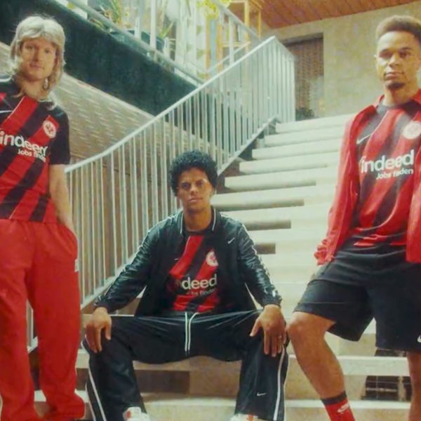  Kaum zu erkennen: Sebastian Rode, Timothy Chandler und Dario Gebuhr präsentieren das neue Eintracht-Heimtrikot 2023/24 (Foto: Video-Ausschnitt twitter.com/eintracht)