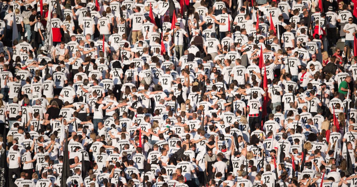  Diesmal alle in schwarz: die Eintracht-Fans im Olympiastadion. (Foto: IMAGO / Annegret Hilse)
