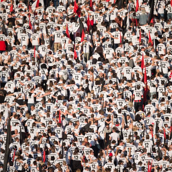  Diesmal alle in schwarz: die Eintracht-Fans im Olympiastadion. (Foto: IMAGO / Annegret Hilse)