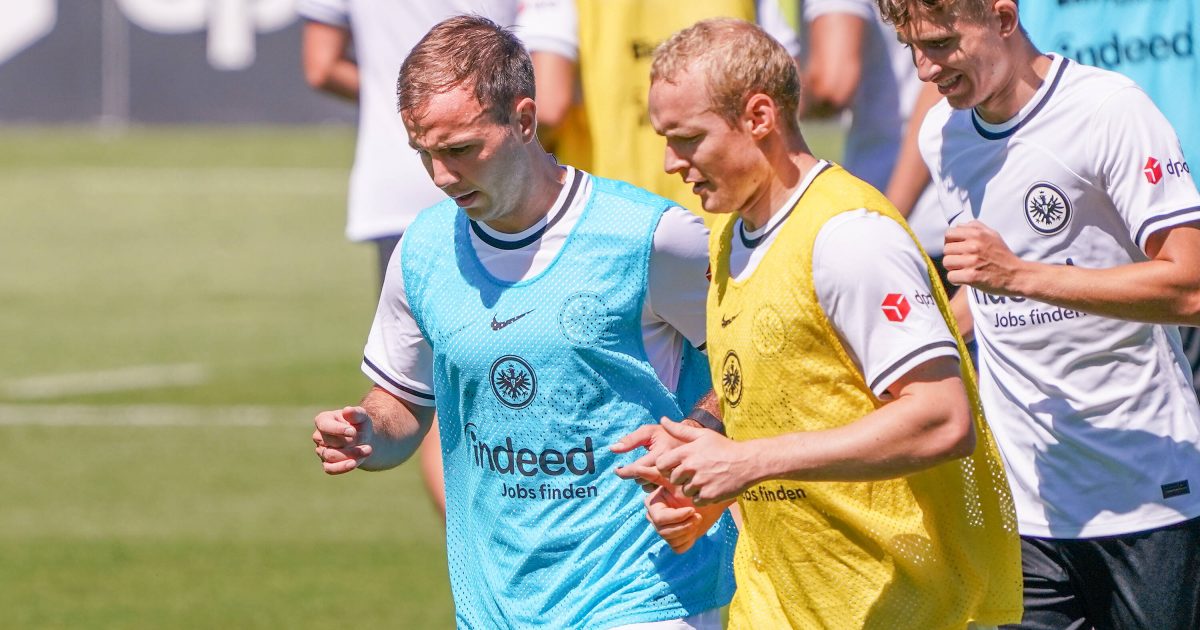  Mario Götze, Jesper Lindström und Sebastian Rode beim Saisonauftakt 2022. (Foto: Imago / Schüler)