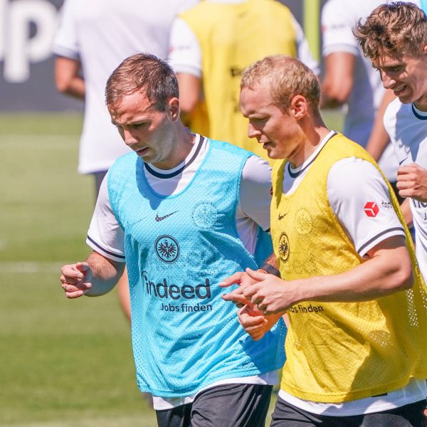  Mario Götze, Jesper Lindström und Sebastian Rode beim Saisonauftakt 2022. (Foto: Imago / Schüler)