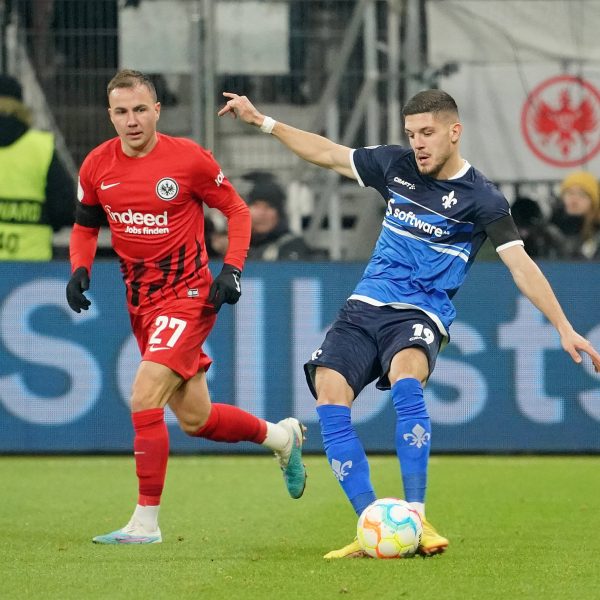  Mario Götze (li.) und Co. trafen zuletzt im Februar auf die Lilien aus Darmstadt und siegten mit 4:2. Damals im DFB-Pokal. (Bild: IMAGO / eu-images)