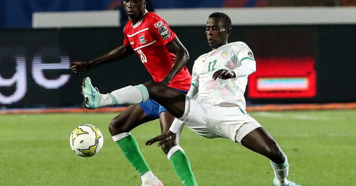  Adam Bojang (li.) im Zweikampf mit dem Senegalesen Babacar Ndiaye (r.) im Finale des U20-Afrika-Cup im März 2023 (Foto: imago / Xinhua)