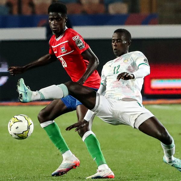  Adam Bojang (li.) im Zweikampf mit dem Senegalesen Babacar Ndiaye (r.) im Finale des U20-Afrika-Cup im März 2023 (Foto: imago / Xinhua)