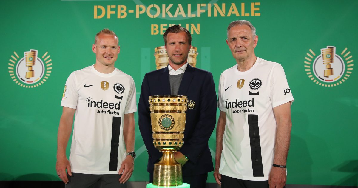  Markus Krösche, hier mit Kapitän Rode und Vereinslegende Charly Körbel, steht wohl vor einer Vertragsverlängerung bei der SGE. (Bild: IMAGO / Contrast)