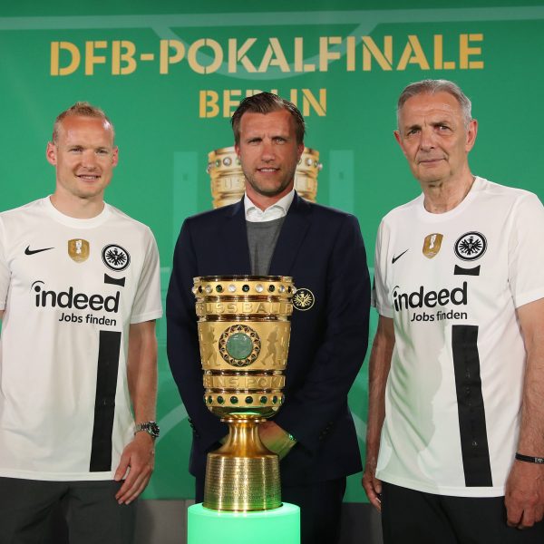  Markus Krösche, hier mit Kapitän Rode und Vereinslegende Charly Körbel, steht wohl vor einer Vertragsverlängerung bei der SGE. (Bild: IMAGO / Contrast)