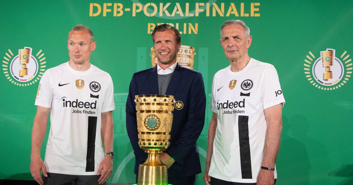  Im kommenden Jahr soll der Pott wieder zurück nach Frankfurt. (Bild: IMAGO images / Matthias Koch)