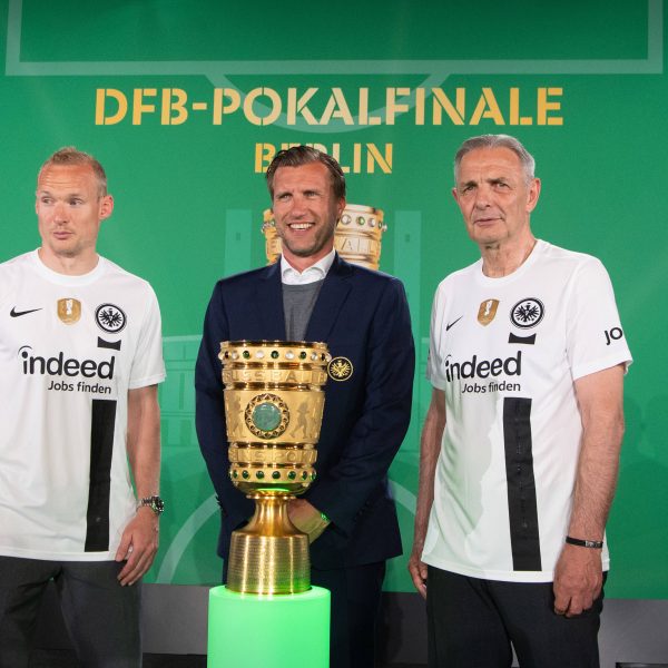  Im kommenden Jahr soll der Pott wieder zurück nach Frankfurt. (Bild: IMAGO images / Matthias Koch)