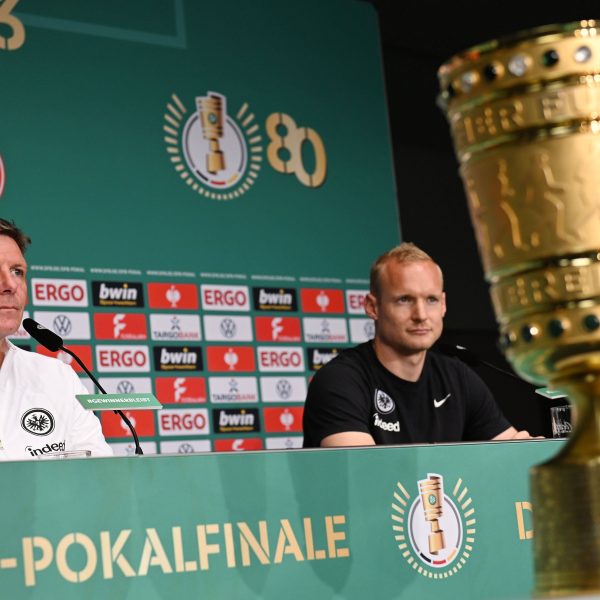  Sebastian Rode (rechts) und Oliver Glasner haben den Pokal im Blick. (Foto: IMAGO / Jan Huebner)