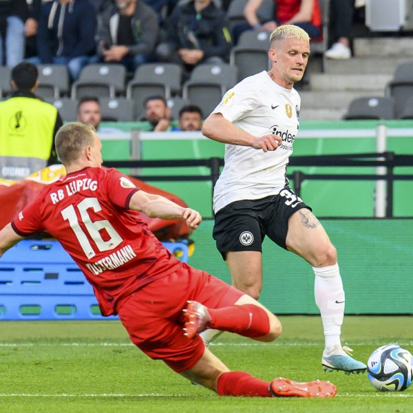  Philipp Max zieht an Lukas Klostermann vorbei. (Foto: imago/Eibner)