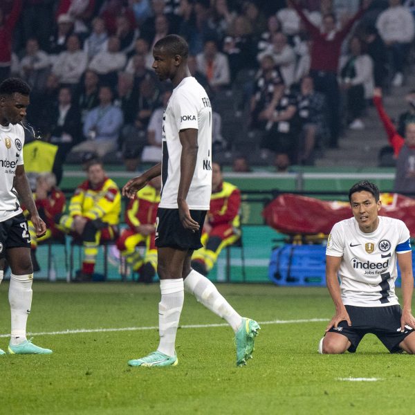  Frust bei Makoto Hasebe, Evan Ndicka und Aurelio Buta. (Foto: imago/Kirchner Media)