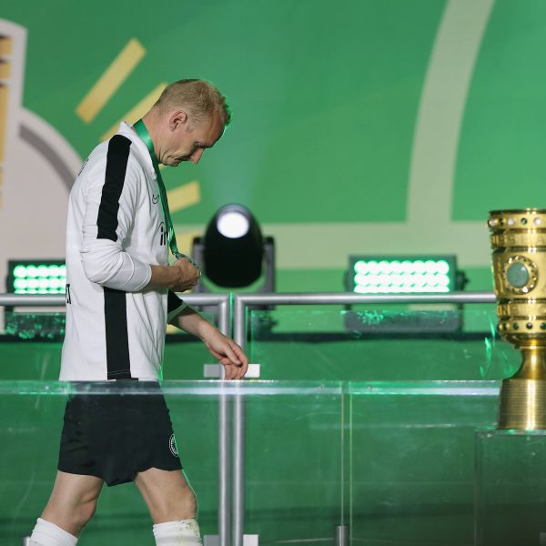  Enttäuschung pur bei Kapitän Sebastian Rode. (Foto: imago/Jan Huebner)