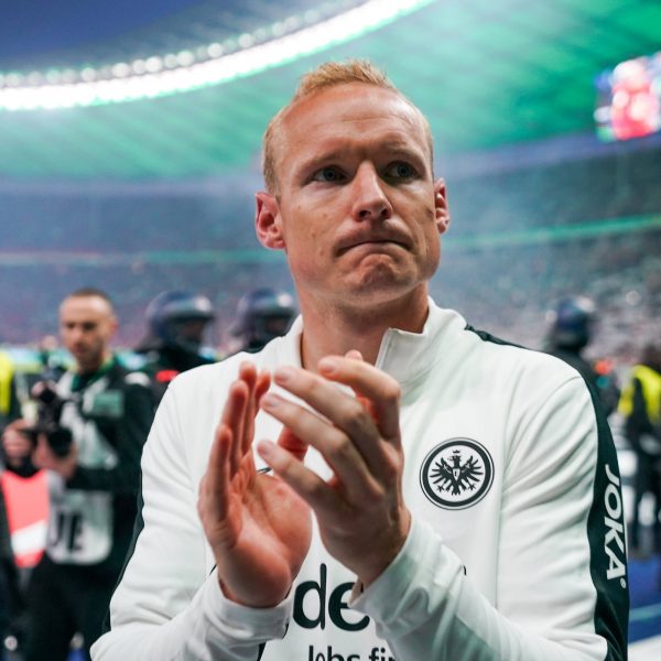  Im letzten Pflichtspiel der Saison geht die Spieler des Spiels Auszeichnung an den Kapitän Rode (Bild: IMAGO images / Schüler)