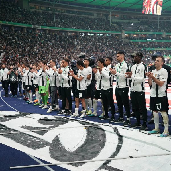  Die Spieler der Eintracht wurden auch nach der Niederlage von ihren mitgereisten Fans gefeiert und aufgemuntert. Die Enttäuschung nach der Niederlage war jedoch riesengroß. (Bild: imago images / Schüler)