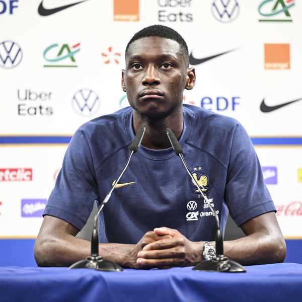  Auf einer Pressekonferenz der Französischen Nationalmannschaft sprach der Stürmer öffentlich über einen Wechsel. (Foto: IMAGO / PanoramiC)