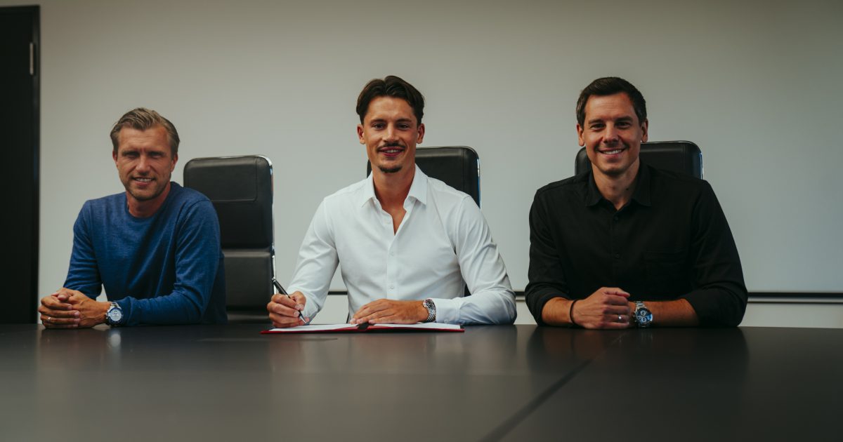  (vl.) Markus Krösche, Robin Koch und Timmo Hardung freuen sich auf die Zusammenarbeit. (Bild: Eintracht Frankfurt)