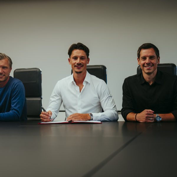  (vl.) Markus Krösche, Robin Koch und Timmo Hardung freuen sich auf die Zusammenarbeit. (Bild: Eintracht Frankfurt)