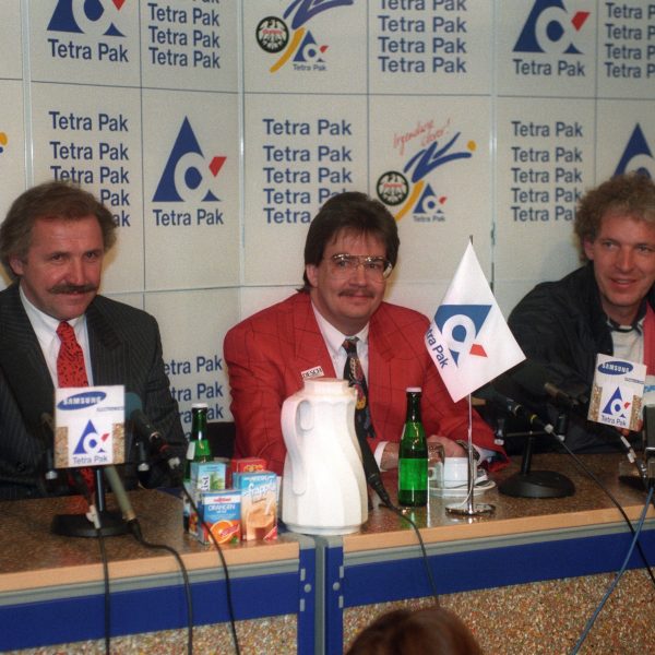  Rainer Falkenhain (Mitte) 1994 bei einer Pressekonferenz mit Dragoslav Stepanovic (links) und dem Vater des heutigen SGE-Trainers, Klaus Toppmöller. (Bild: IMAGO / Alfred Harder)