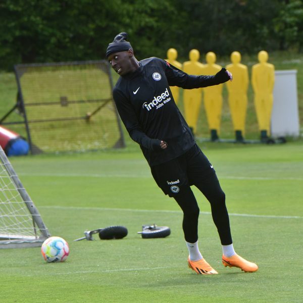  Bald geht es wieder los für Kolo Muani und seine Kollegen. (Foto: IMAGO / Hartenfelser)