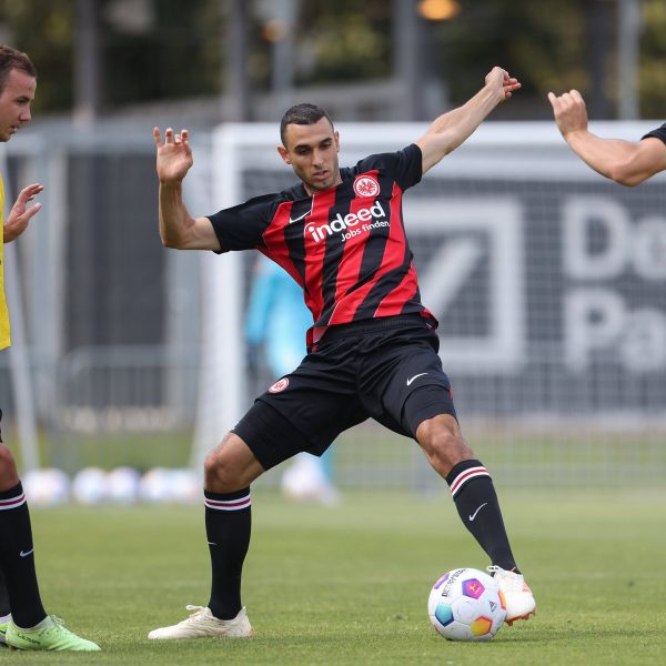  Ellyes Skhiri absolvierte sein erstes Training im SGE-Trikot. (Bild: IMAGO / Kessler-Sportfotografie)