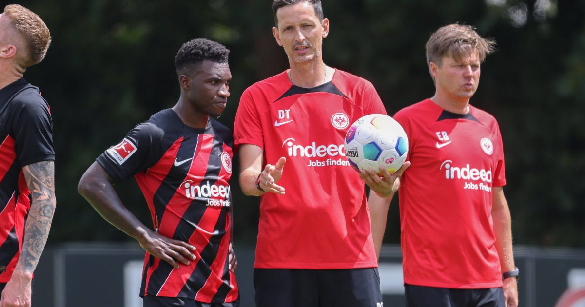  Dino Toppmöller (2. v. re.) erklärt die nächste Übung. Aurélio Buta (links) hört konzentriert zu. (Bild: IMAGO / Kessler-Sportfotografie)