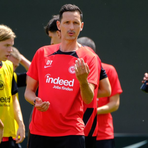 Dino Toppmöller lobt die gute Energie seiner Spieler. (Bild: IMAGO / Eibner)