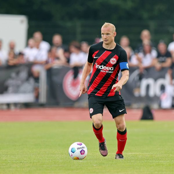  Ende der Saison geht der Kaptiän Sebastian Rode von Board. (Bild: IMAGO / Jan Huebner)