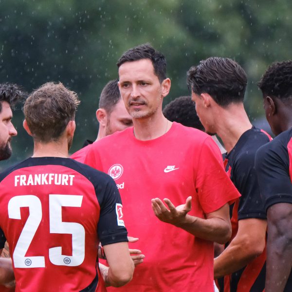  Eintracht-Coach Dino Toppmöller im Gespräch mit Ragnar Ache und Christopher Lenz. (Foto: imago/Eibner)