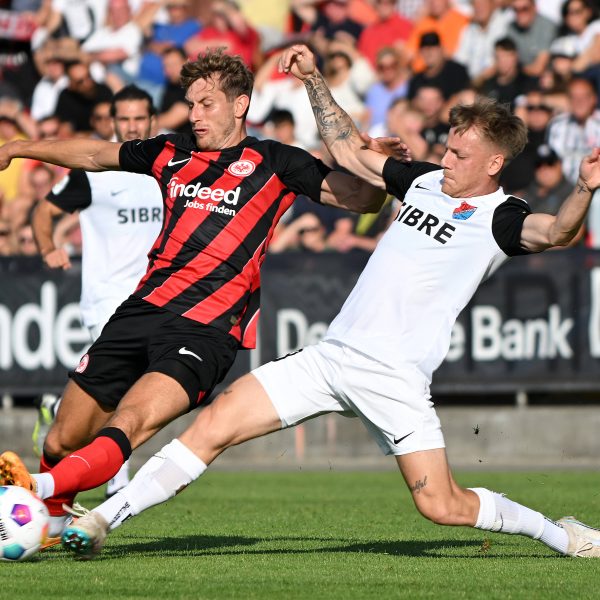  SGE mit Schwierigkeiten bei Testspiel in Haiger. (Foto: IMAGO / Ulrich Hufnagel)