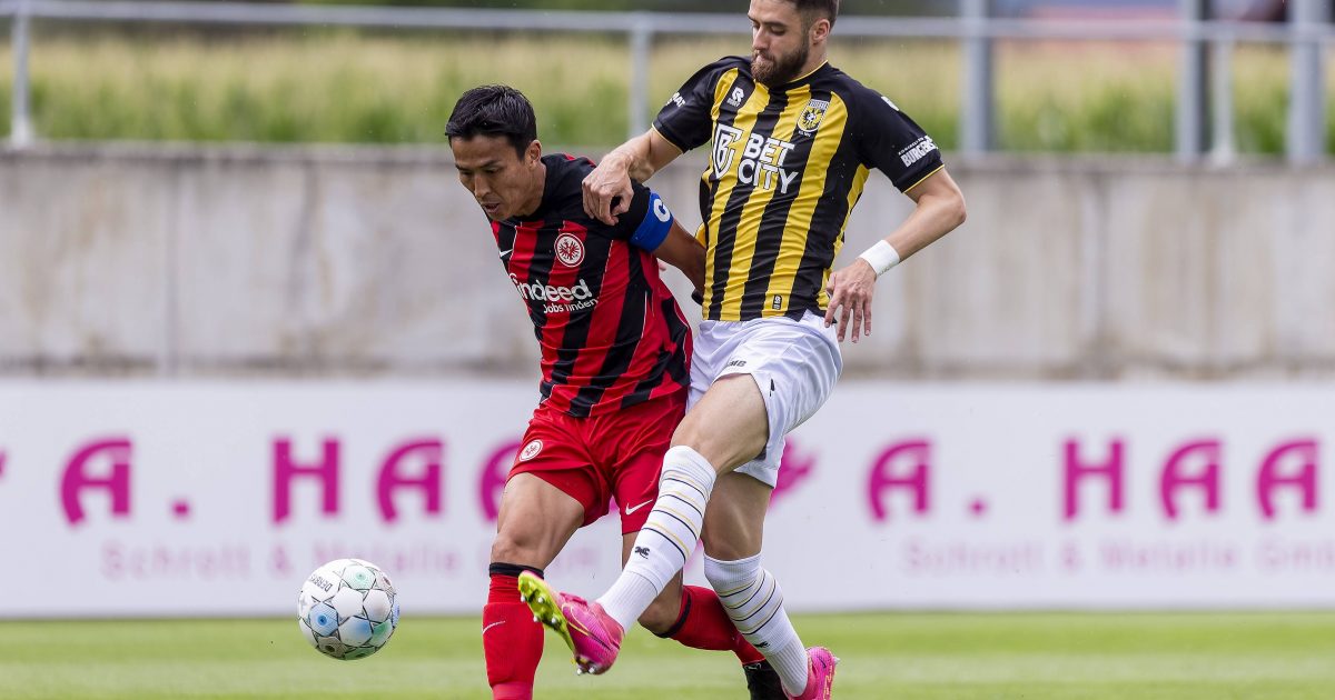 Makoto Hasebe (links) führte die Adlerträger als Kapitän aufs Feld. (Bild: IMAGO / Pro Shots)
