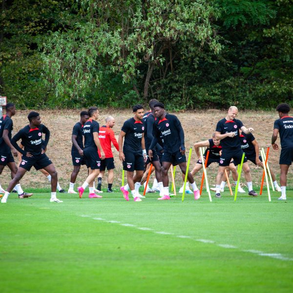  Am Donnerstagmittag lud Dino Toppmöller zu einer Trainingseinheit in den Stadtwald. (Bild: Frederic Schneider/SGE4EVER.de)
