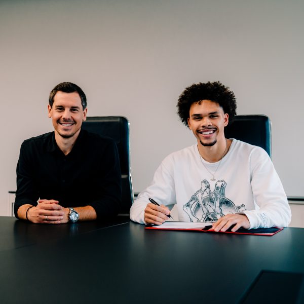  Sportdirektor Timmo Hardung mit Neuzugang Nnamdi Collins. (Bild: Eintracht Frankfurt)