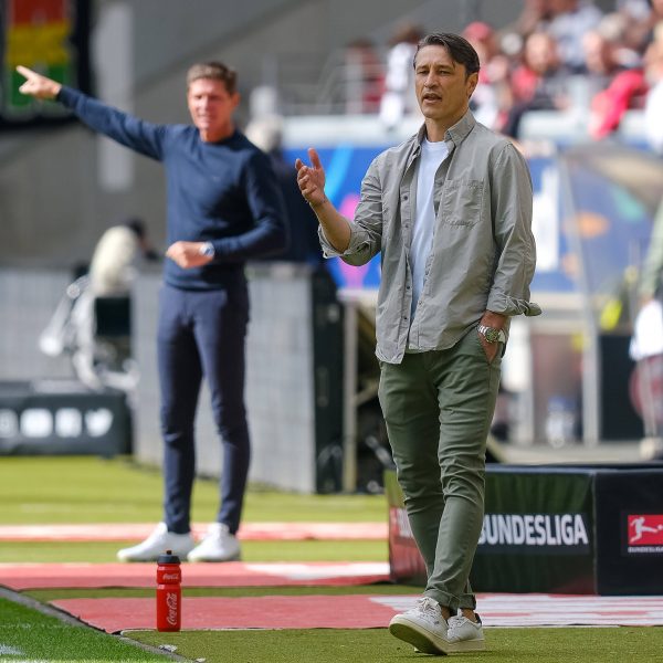  Niko Kovac im September 2022 mit seinen Wolfsburgern zu Gast an alter Wirkungsstätte. Im Hintergrund: SGE-Coach Oliver Glasner (Foto: IMAGO / Eibner)