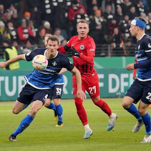  Derbyzeit in Hessen! Schon beim letzten Aufeinandertreffen war jeder Zentimeter hart umkämpft. (Foto: IMAGO / eu-images)