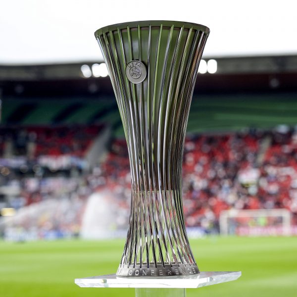  Objekt der Begierde: Der Europa-Conference-League-Pokal. (Foto: IMAGO / Insidefoto)
