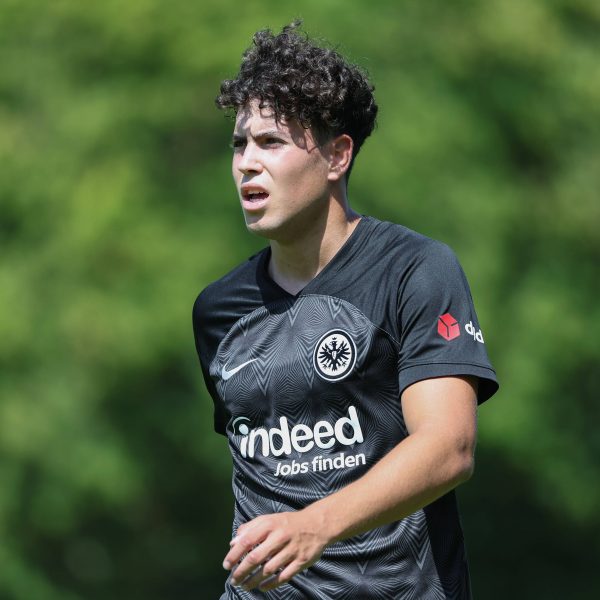  Nacho Ferri verlängert vorzeitig seinen Profivertrag bei der SGE. (Bild: IMAGO / HMB-Media)