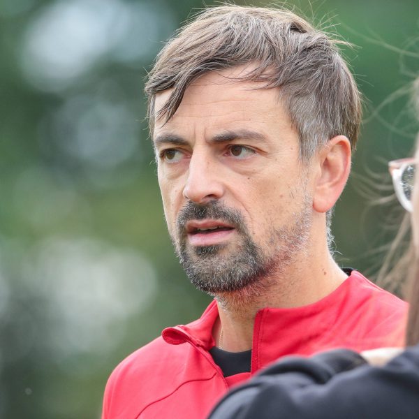  Niko Arnautis und die SGE-Frauen hoffen wieder auf viele Zuschauer. (Bild: IMAGO / Eibner)