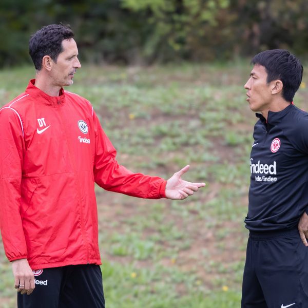  Lassen sich, jedenfalls nach außen, vom Muani-Wirbel nicht beeindrucken: Dino Toppmöller und Makoto Hasebe. (Foto: IMAGO / Kessler-Sportfotografie)
